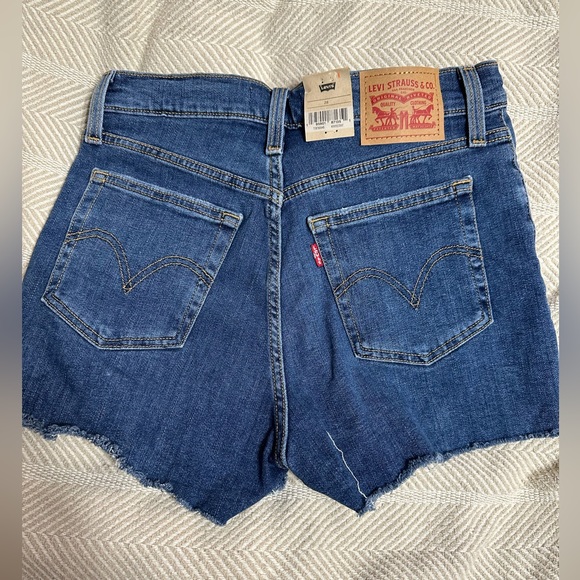 NWT Levi’s high rise shorts - Picture 2 of 3